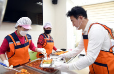 김동근 시장, 고산종합사회복지관 경로식당에서 배식 봉사