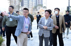 김동근 의정부시장, 고산지역 신축 아파트 내 어린이 놀이터 민원 현장 방문