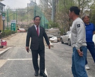 송파구의회 이하식 도시건설위원장, 천마공원축구장 인조 잔디 교체 공사 현장 방문