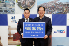 진도 DH그룹, 노인일자리 참여자 위해 500만원 상당의 장갑 기탁