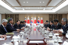 확대 정상회담 나선 尹 셔틀외교 재개, 미래지양적 진전