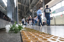 꽃:역FLOWERSTATION | [포토] 구의역 사고 7주기…스크린도어에 놓인 국화꽃