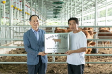 [이사람] 고흥팜 신영수 농가, 축산기술 접목 우수농장 선정