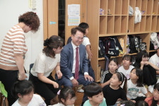 [포토] 지역아동센터 위문나선 육동한 춘천시장