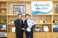 박승원 광명시장, 광명시개인택시조합에 택시산업 발전 감사패 받아