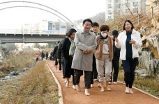 김동근 의정부시장, 민락천 건강 황톳길에서 시민과 소통 나서