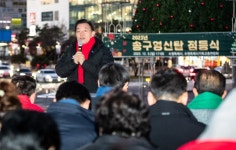 수원특례시 장안구청 사거리에 대형 성탄트리 설치