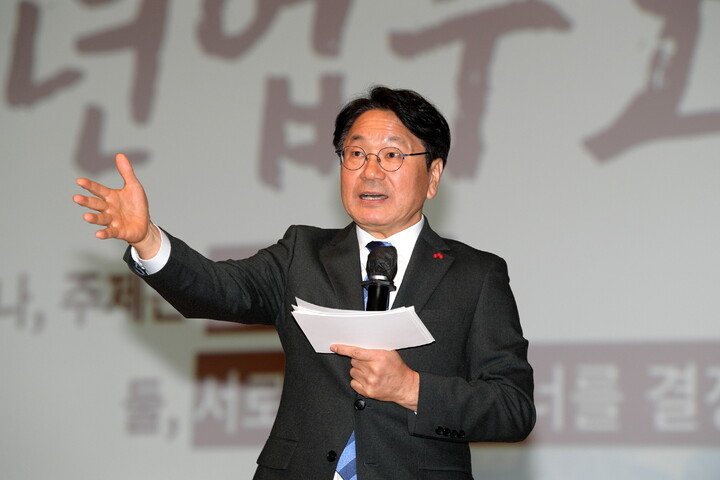 중기중앙회, 강기정 광주시장 초청 중기 정책간담회 개최, 지역 소상공인 지원 주안점 - 중앙간담회 현안 해결 방안 논의, 광주와 남방항공 협력 강화, 관광산업 활성화 계획 협의 - 광주와 개혁신당, 지역 현안 공동 대응 약속, 인공지능 예타 면제 등 협의 - 광주신세계, 광주비엔날레 후원 19억원 누적 지원 - 강기정 광주시장, 지역 경제 발전 활발한 노력과 협력 - 조선일보