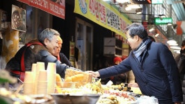 [포토] 김동연 경기도지사, 파주 금촌통일시장 방문