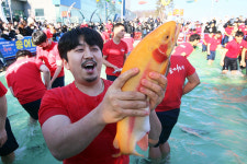대한민국 진짜 겨울…평창송어축제에 18만명 찾아