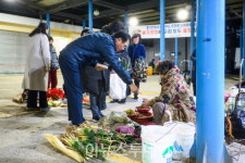 장충남 남해군수, 전통시장 장보며 물가 실태 파악