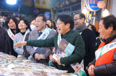 강기정 광주시장, 대인시장서 직접 장보며 설물가 점검