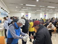 파주시, 설 명절 맞아 어르신에게 떡국 나눔···명절 분위기 확산