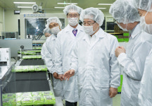 김영록 전남지사, 신안 김 수출 선도기업 현장 방문