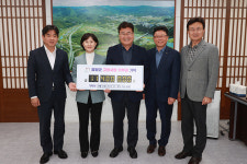 농협 직원들, 영월군에 고향사랑기부금 1140만원 전달