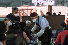 윤 대통령 명동밥집 무료 급식 봉사...자원봉사자 격려