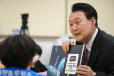 윤 대통령, 늘봄학교 일일 특별 강사로 로켓 날리기 활동 지도