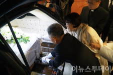 [포토] 고 조석래 명예회장 바라보는 송광자 여사
