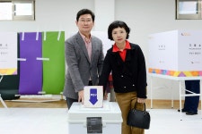 [포토] 투표하는 이상일 용인특례시장과 부인 김미영씨