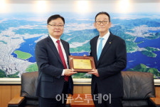 홍남표 시장, 이웃사랑 실천 재일교포 송옥식씨 감사패 수여