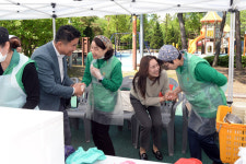 [포토] 오산시의회 성길용 의장‧조미선 의원, 경로잔치 돌며 지역민들과 인사 나눠