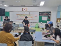 청천1동, 어버이날 홀몸 어르신께  카네이션 화분 전달