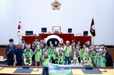 성남시의회, 하얀마을복지회관 어르신들 홍보관 견학