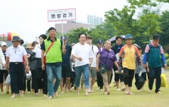 오산시, 산뜻한 오산천 맨발·걷기대회 개최