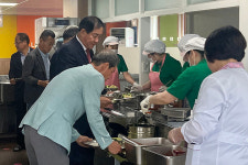 안전한 먹거리 제공…평창군, 진부초교서 급식 체험