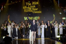 동덕여대 시니어모델 정명주씨,  2024 더룩오브더이어 코리아 영예 대상 수상