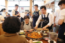수완동 지사협, 돌봄 건강 복지···따뜻한 한끼 천원밥상 운영