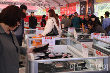 인파 가득 횡성한우 판매장