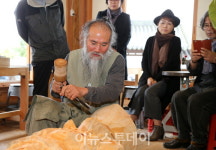 산청서 국가무형유산 목조각장 목아 박찬수 전승전 열려