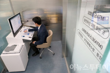 [포토] 분리된 공간의 AI 창구···개인정보 유출도 걱정 없어요
