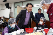 김영환 충북도지사, 일하는 밥퍼현장 방문 소통 강화