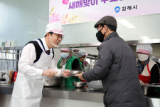 홍태용 김해시장, 무료급식소 배식봉사
