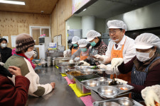 홍태용 김해시장, 무료급식소 배식봉사 참여