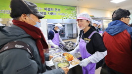(포토뉴스)신계용 과천시장, 노인복지관 배식봉사하며 명절 인사