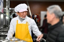 경남도의회 의장단, 경로식당 배식 봉사로 이웃 사랑 실천