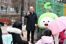 박형덕 동두천시장, 관내 초등학교 새 학기 등굣길 응원 인사