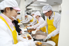 홍태용 김해시장,  경로식당 배식봉사