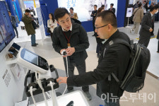 [포토] 인바디 제품 설명 듣는 관람객