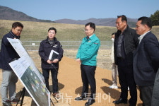 홍남표 시장, 57년 만에 개방한 웅동수원지 벚꽃단지 현장 점검