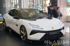 [포토] 로터스 에메야 살펴보는 방문객