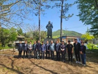 이순신 장군 탄신 제480주년 기념식···옛 해남계곡동초 장군 동상 앞
