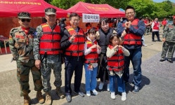 신상진 성남시장, 어린이날 해병대 고무보트 체험행사 참석