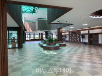 하동문화예술회관, 국산 목재로 실내 디자인 변경