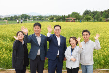 [포토] 나리농원 유채꽃밭 활짝···환영 인사와 함께 개방 시작