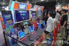 [포토] 리듬게임 초고수를 찾아라
