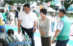 송파구의회, 성내천 피서지문고 방문, 주민 독서문화 체험 격려